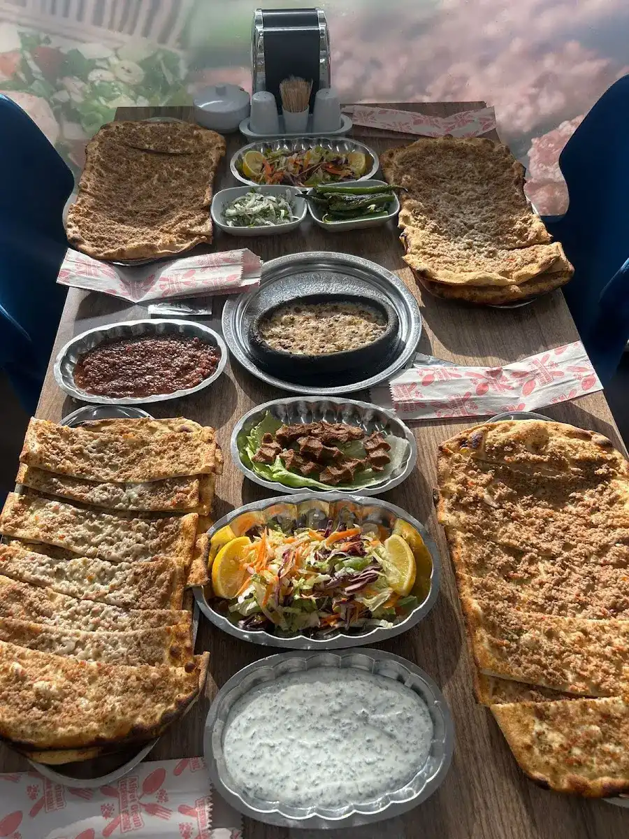 MEŞHUR PİDECİ AYDINLIKEVLER ALTINDAĞ fotoğraf 2
