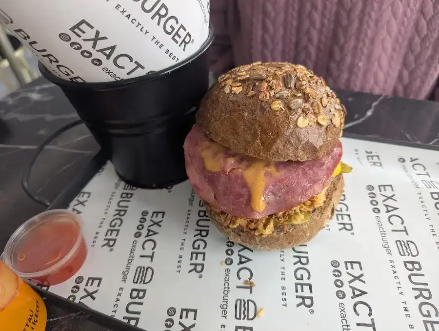 Exact Burger fotoğraf 2