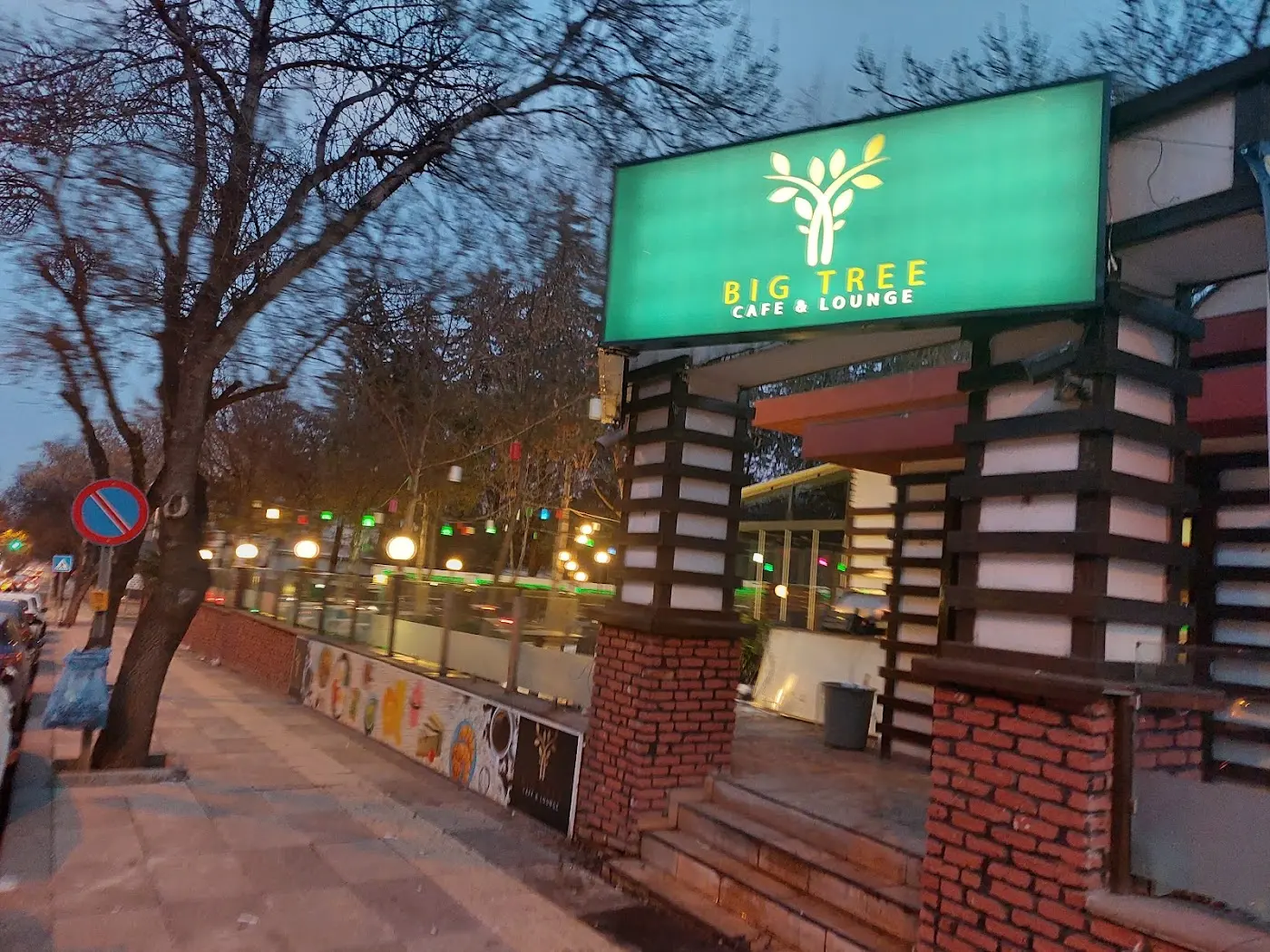 BIG TREE CAFE & LOUNGE