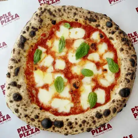 Pile Neapolitan Pizza fotoğraf 3