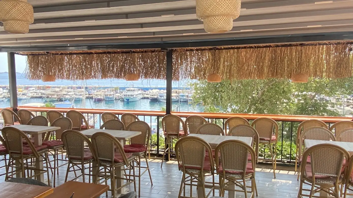 Queen terrace Bar