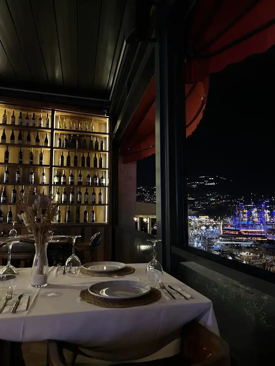 Ömeroğlu Yeni Nesil Meyhane Restorant Lounge Cafe Bar fotoğraf 3