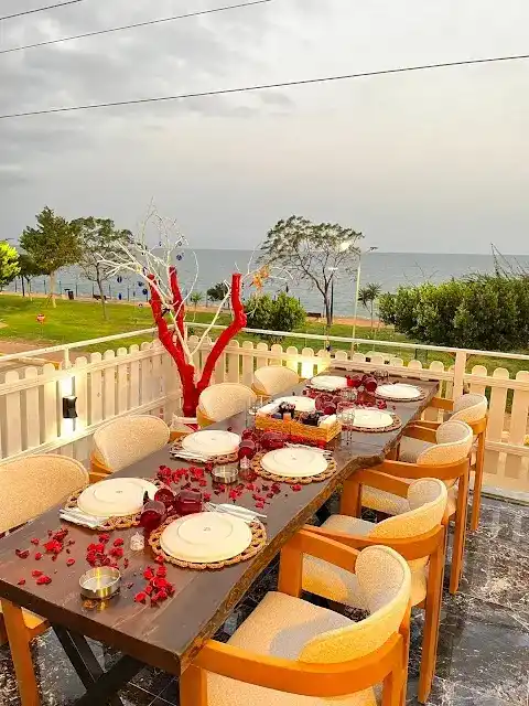 Flora Cafe & Restaurant