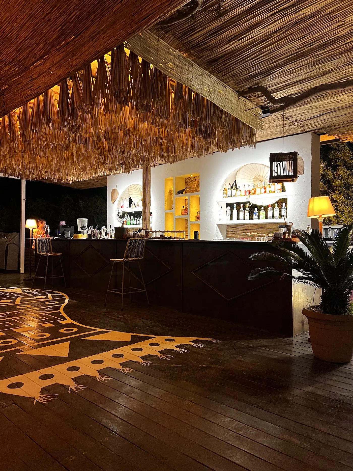 Mouna Restaurant & Lounge