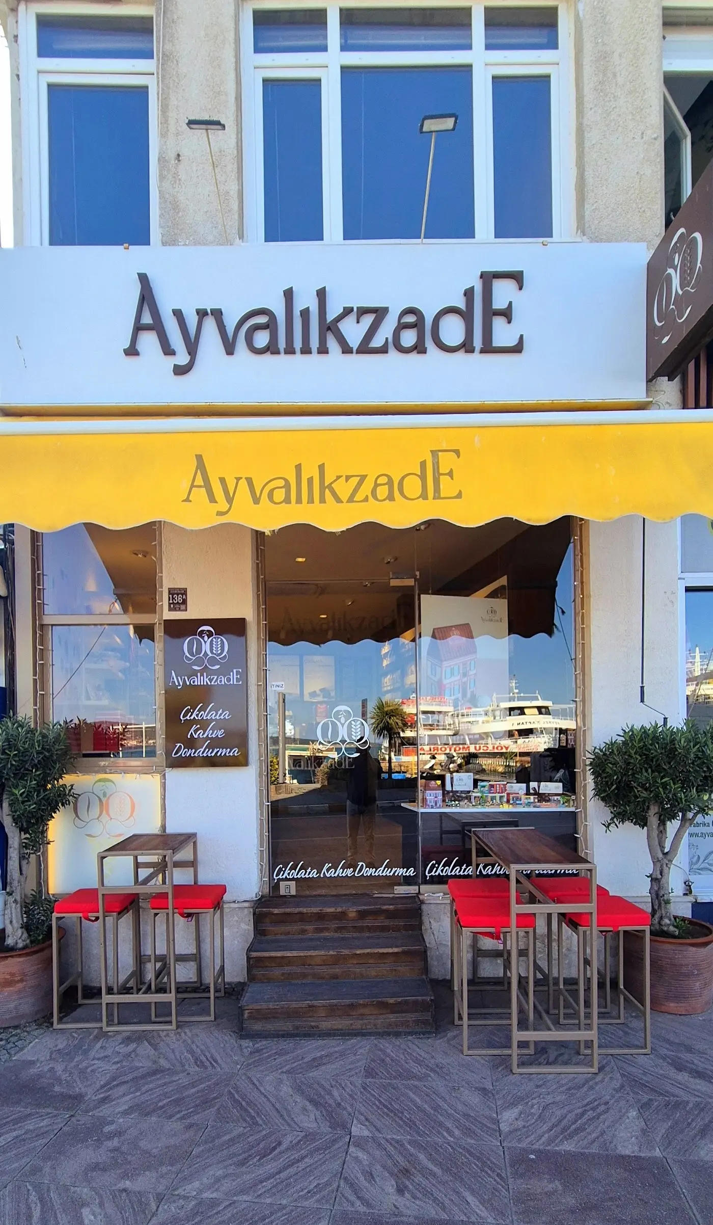 AYVALIKZADE Çikolata Kahve Dondurma Kitap fotoğraf 1