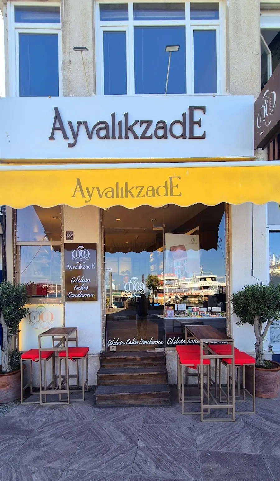 AYVALIKZADE Çikolata Kahve Dondurma Kitap
