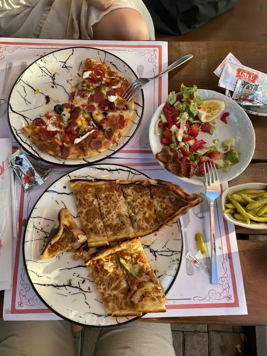Ünlü pizza ve pide Salonu fotoğraf 2