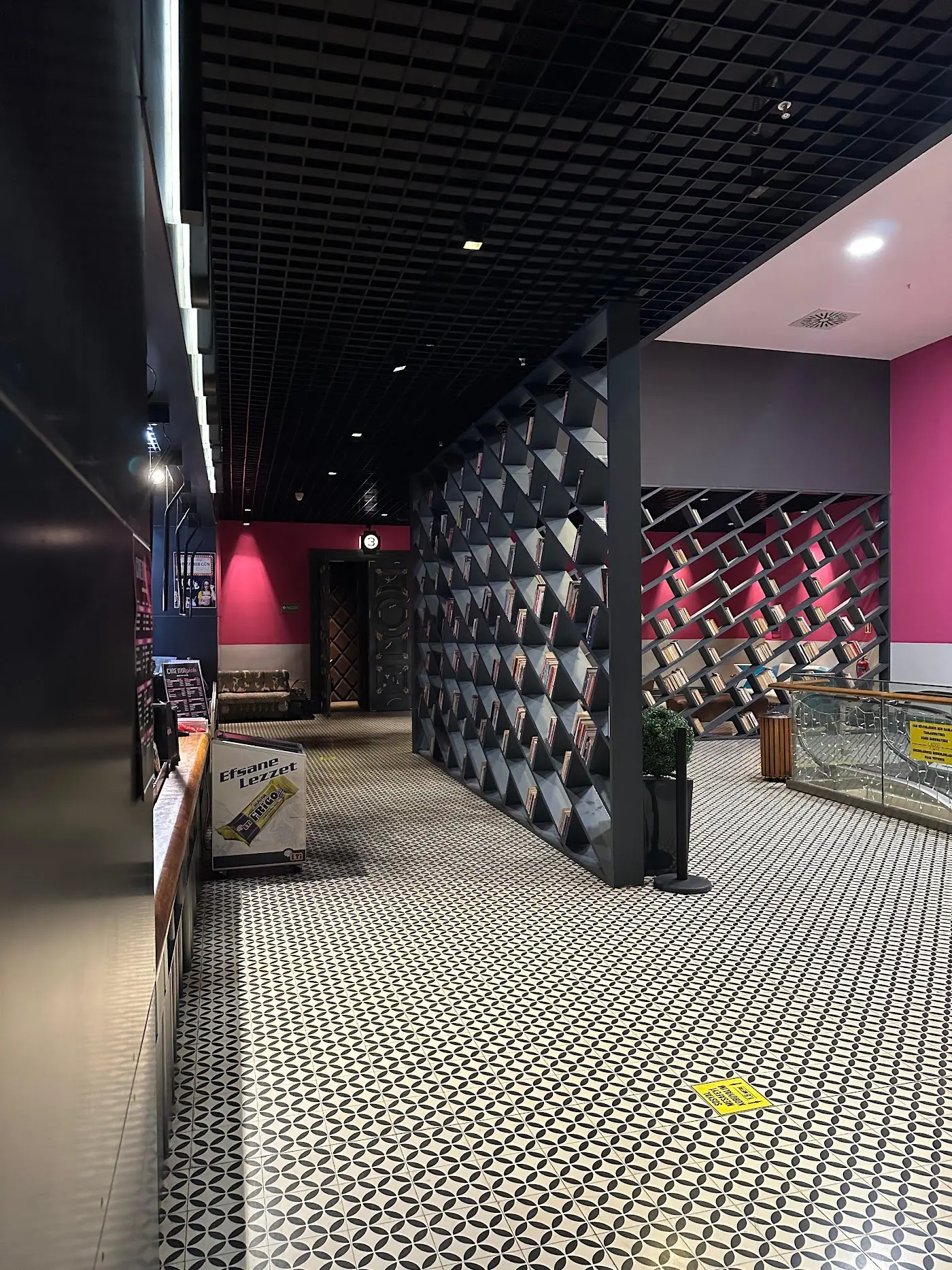 Cinema Pink fotoğraf 3