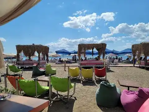 Cafe’ss Beach Club