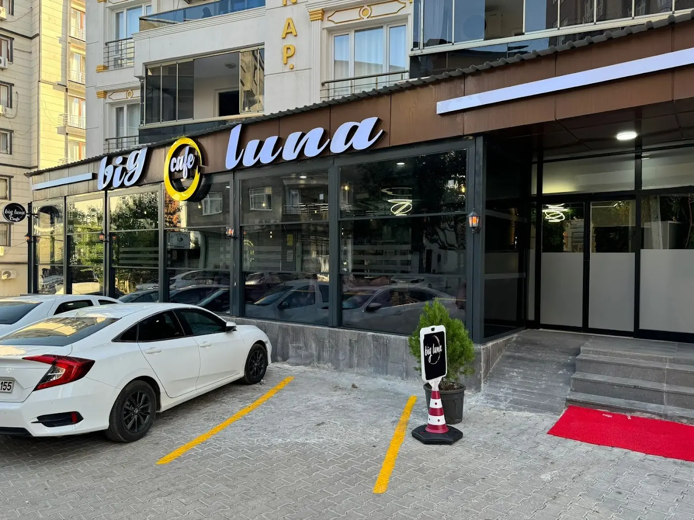 BİG LUNA CAFE