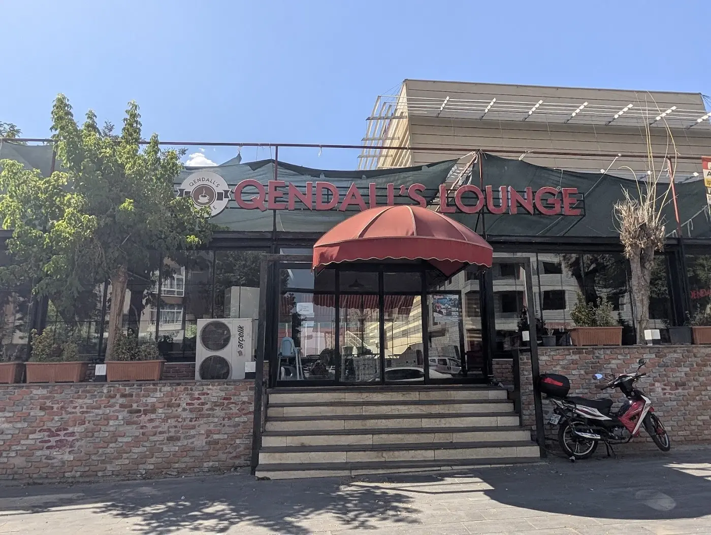 QENDALL'S LOUNGE CAFE & RESTAURANT