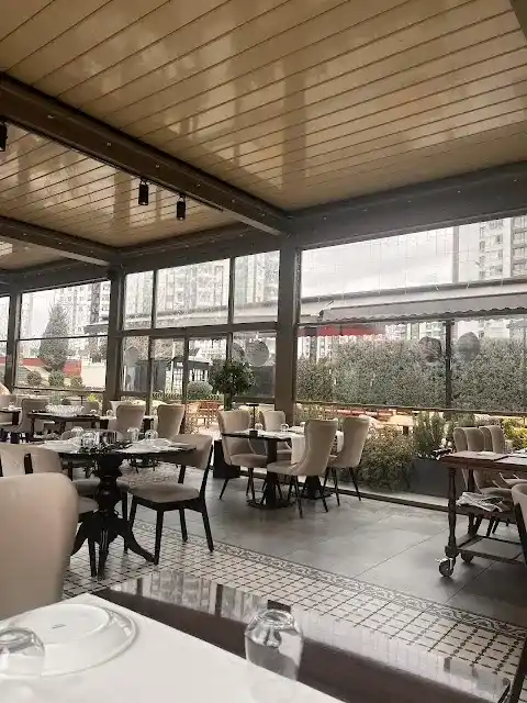 Lokasyon Garden Lounge & Restaurant
