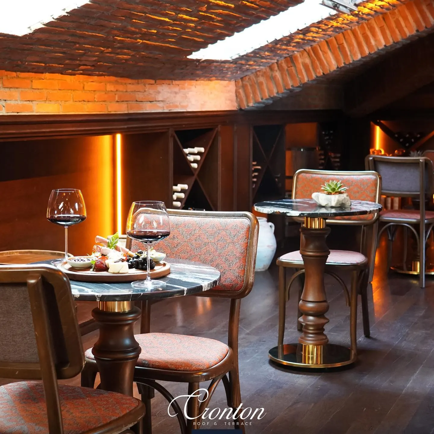 Cronton Roof Wine & Cocktails & Dining & Terrace