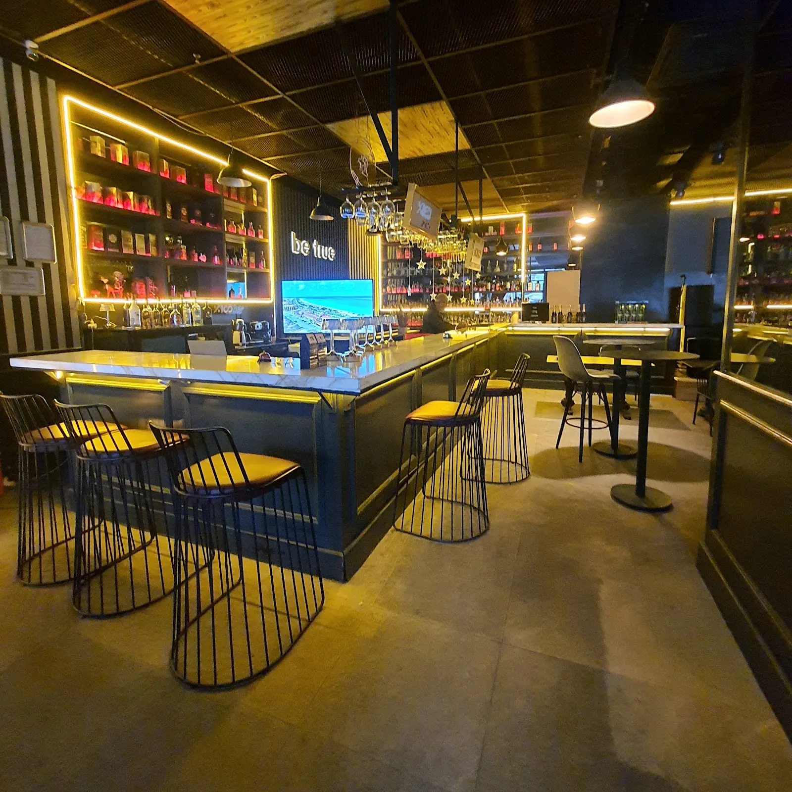 QUEEN LOUNGE BAR