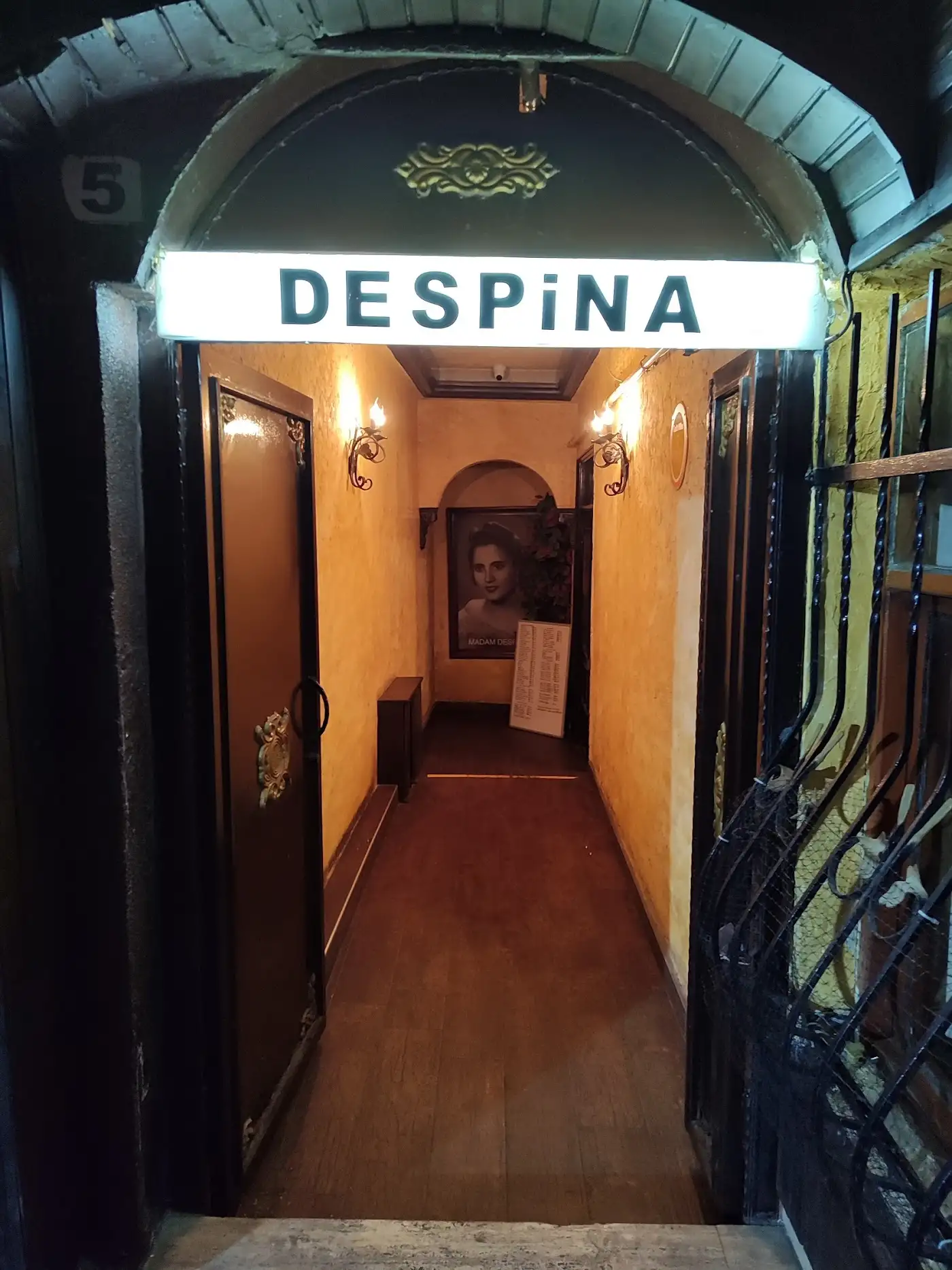 Madam Despina fotoğraf 3