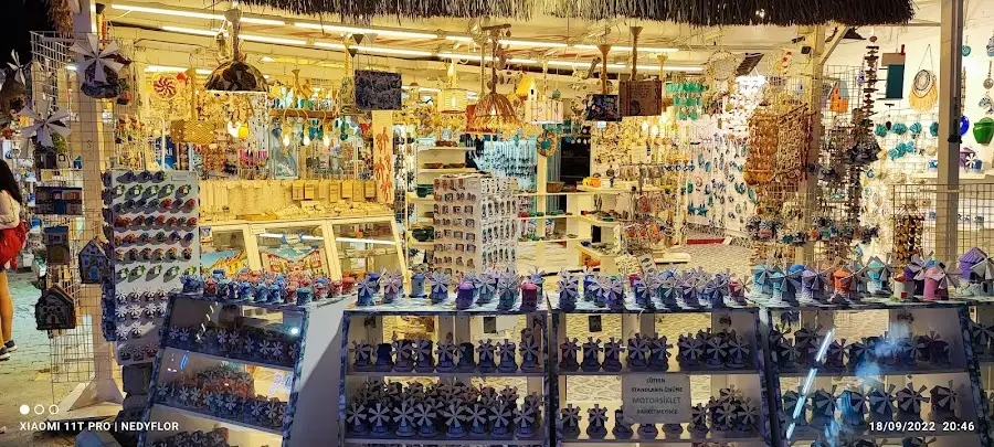 Alaçatı Çarşı fotoğraf 2