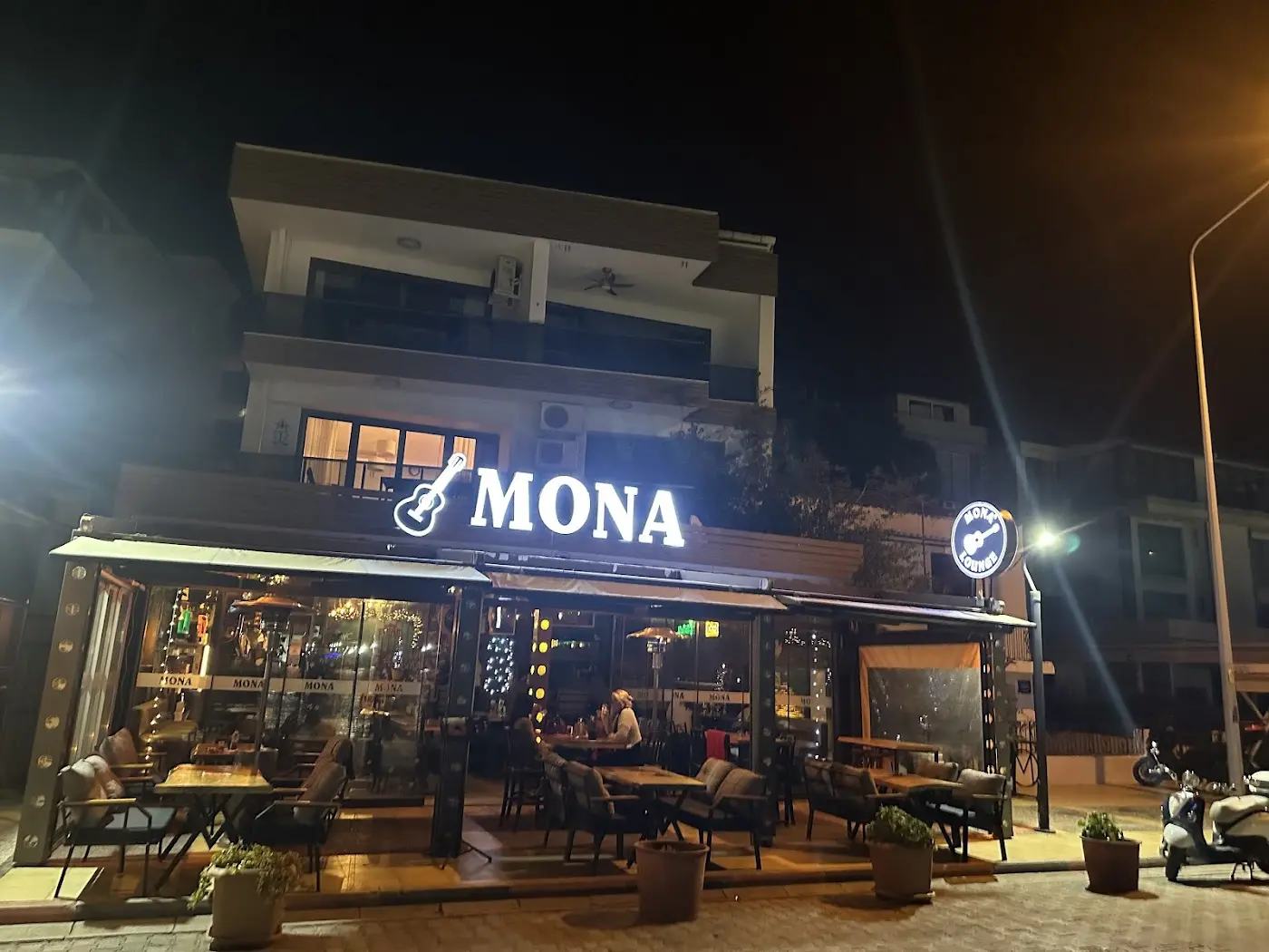 Mona Lounge