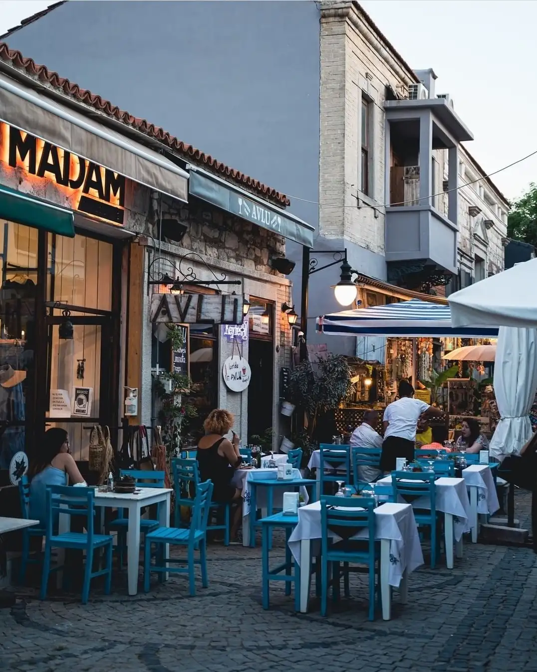 Avlu Urla Bistro & Bar & Patisserie