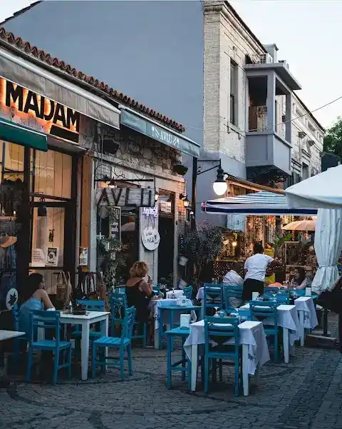 Avlu Urla Bistro & Bar & Patisserie