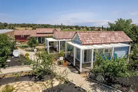 Gadura Kır Evleri