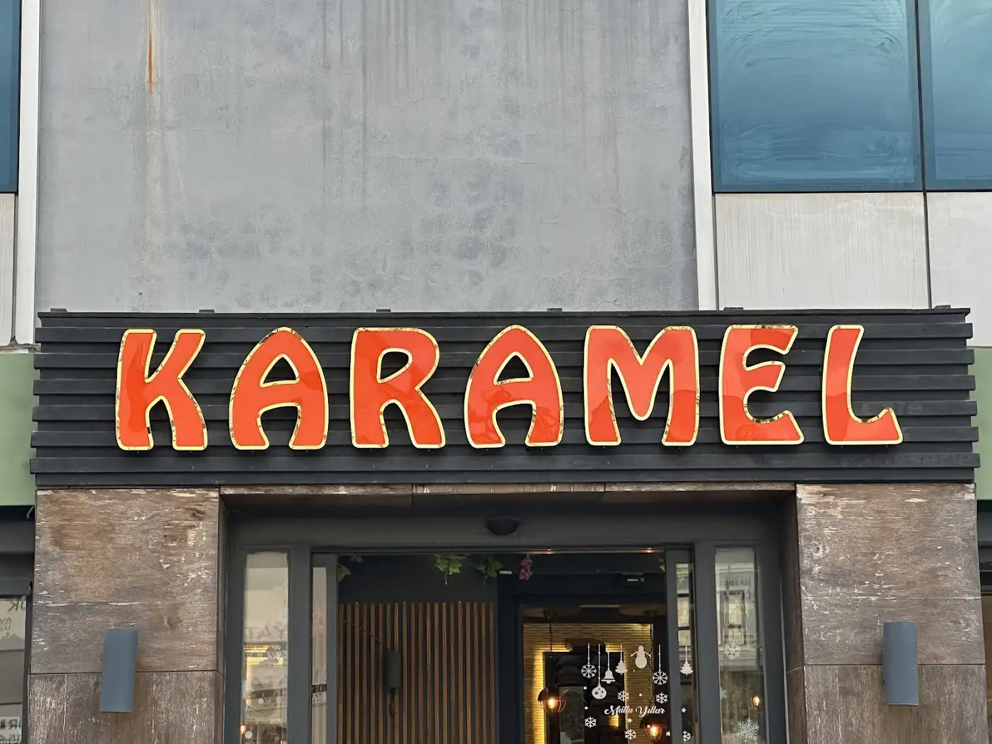 Karamel Cafe & Patisserie Urla Pastane