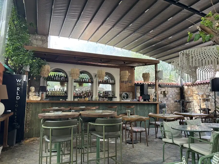 Pietra Social House