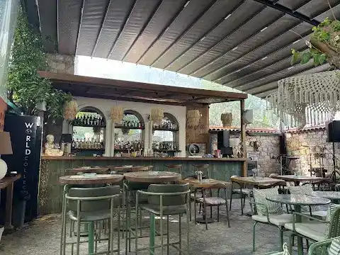 Pietra Social House