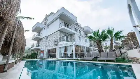 URLA 1867 HOTEL