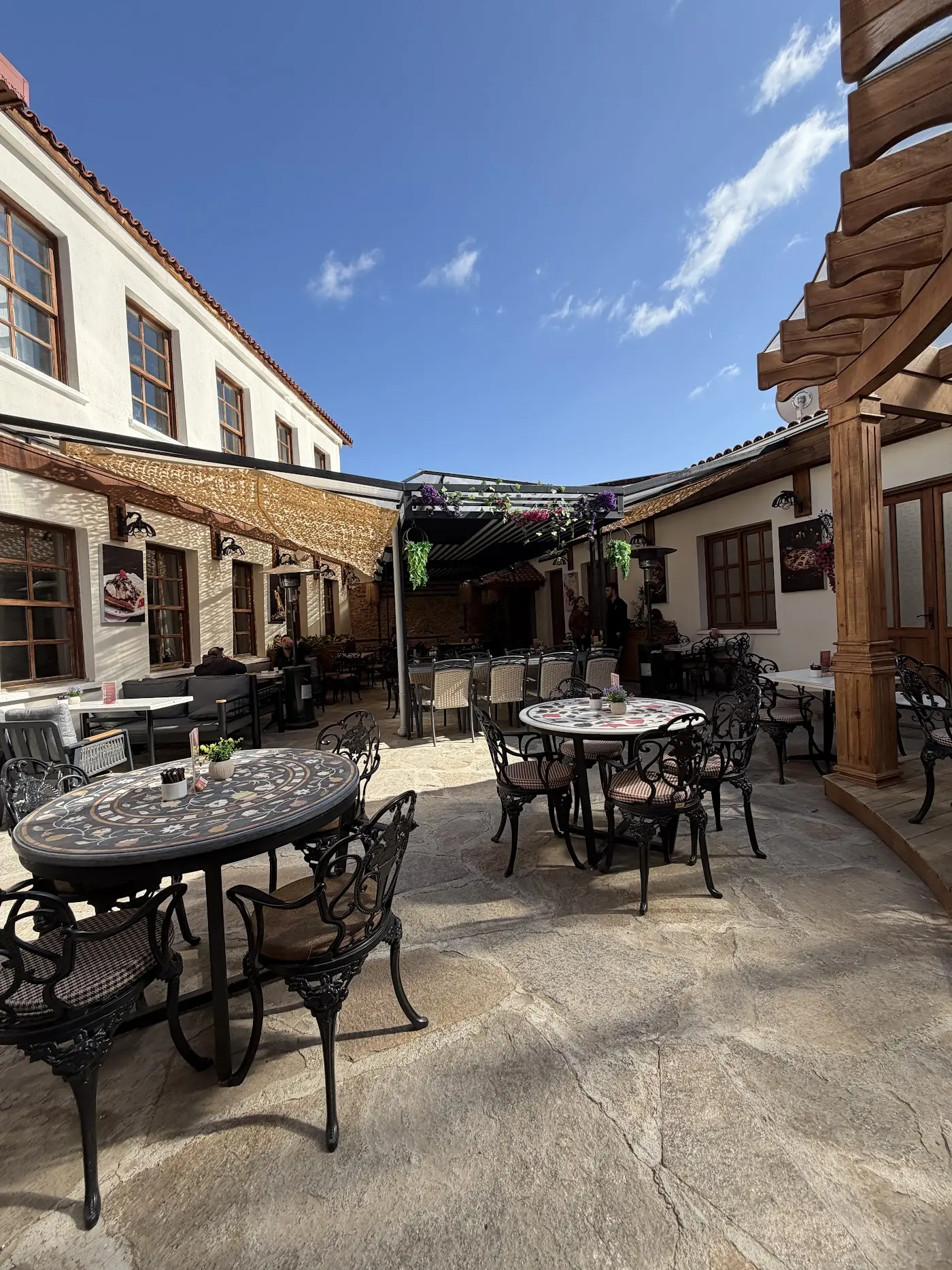 Divlit Cafe & Restaurant