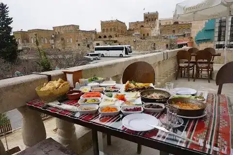 MİDYAT BEYAZ KONAK YÖRESEL SERPME KAHVALTI KAFE RESTORAN&TARİHİ KONAK