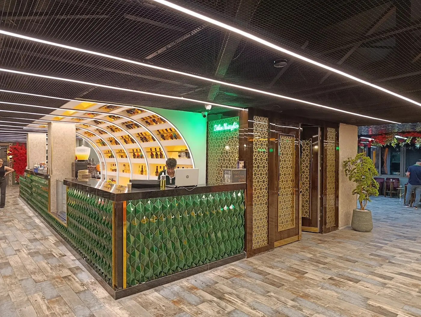 DELÚX CAFE