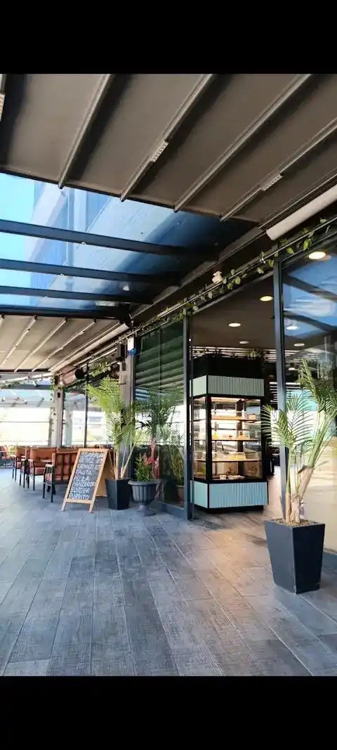 Retro Cafe & Restaurant