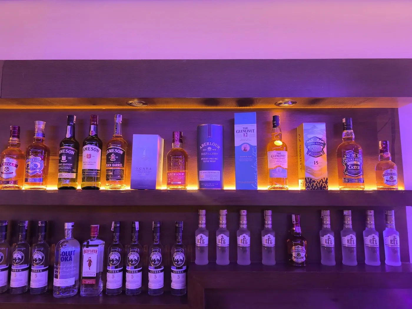 Lacivert Bar & Grill