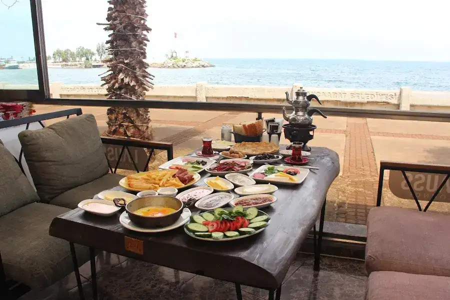 LAUSS Cafe & Lounge